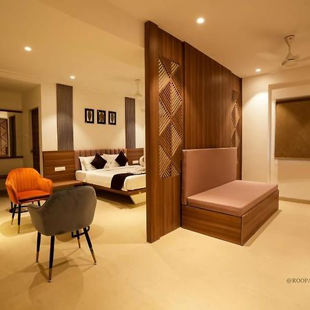 Hotel Veesons Executive Solapur Buitenkant foto
