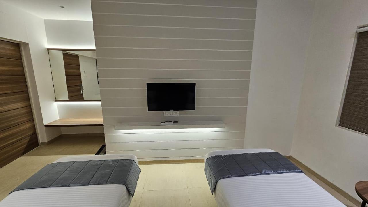 Hotel Veesons Executive Solapur Buitenkant foto