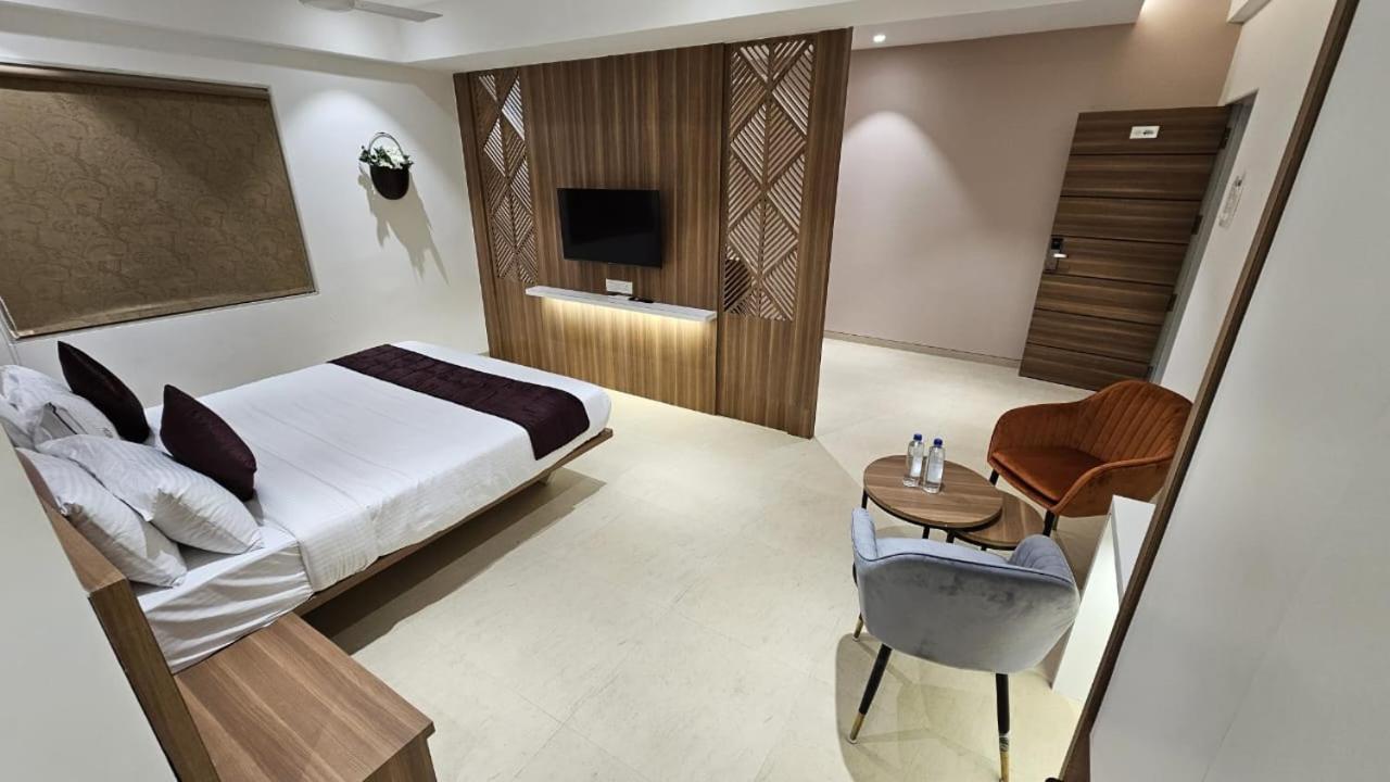Hotel Veesons Executive Solapur Buitenkant foto