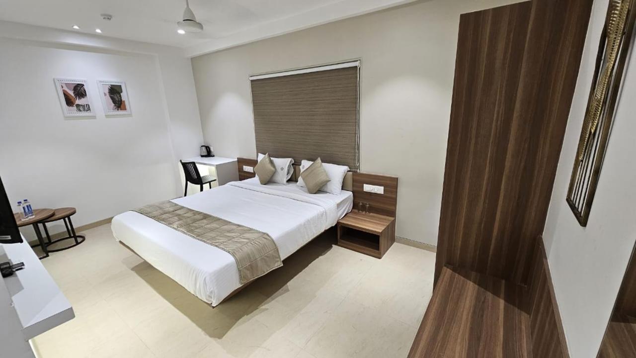 Hotel Veesons Executive Solapur Buitenkant foto