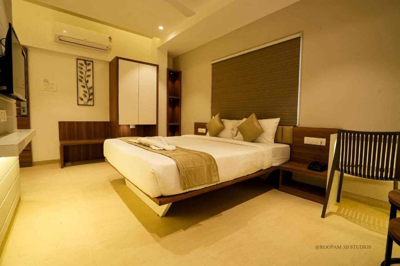 Hotel Veesons Executive Solapur Buitenkant foto