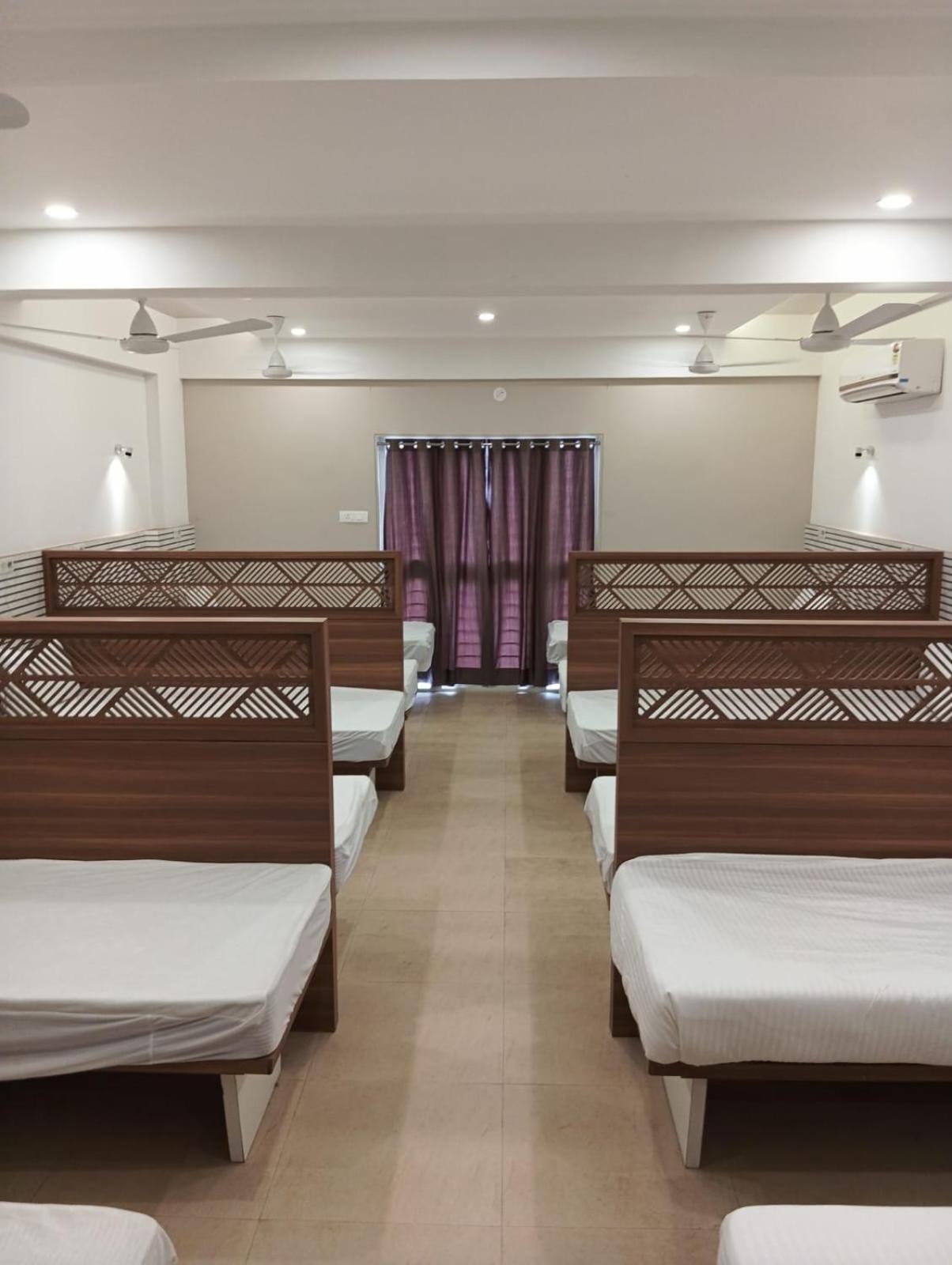 Hotel Veesons Executive Solapur Buitenkant foto