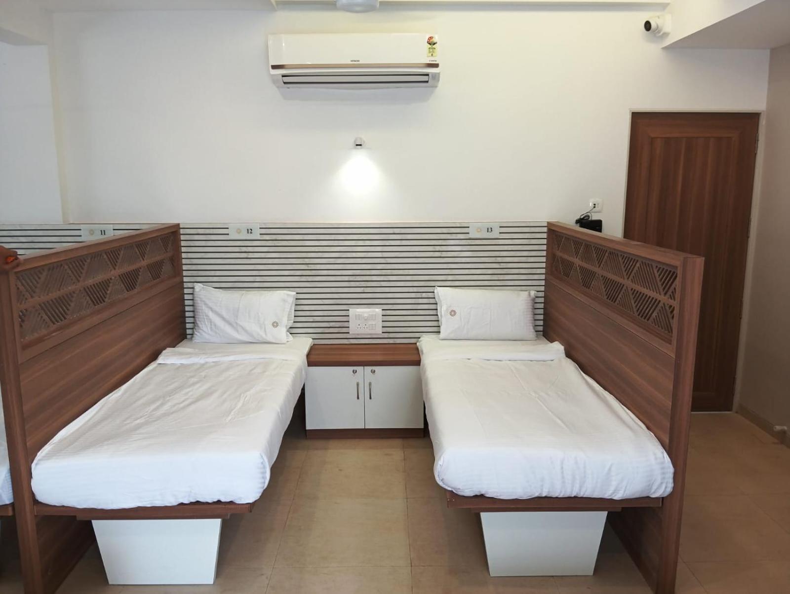 Hotel Veesons Executive Solapur Buitenkant foto