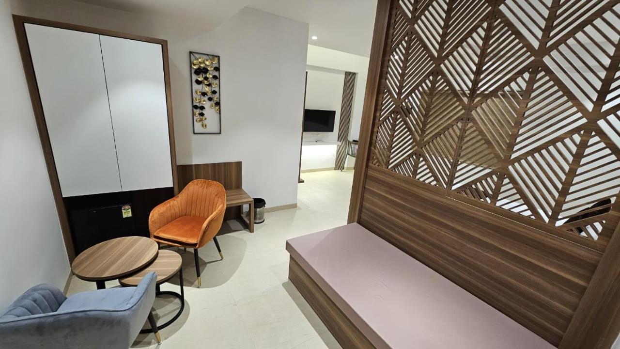 Hotel Veesons Executive Solapur Buitenkant foto