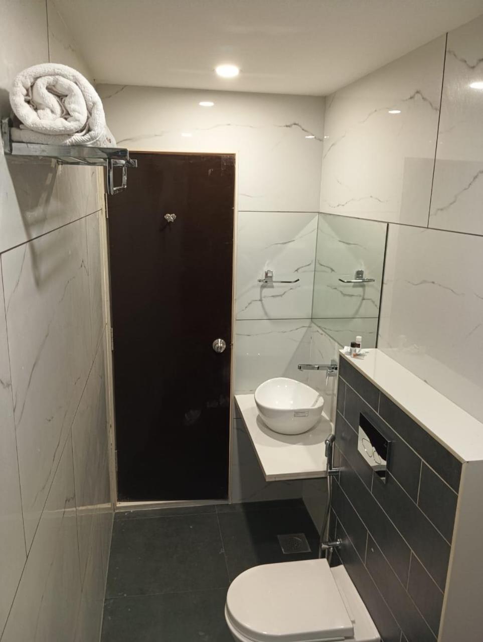 Hotel Veesons Executive Solapur Buitenkant foto