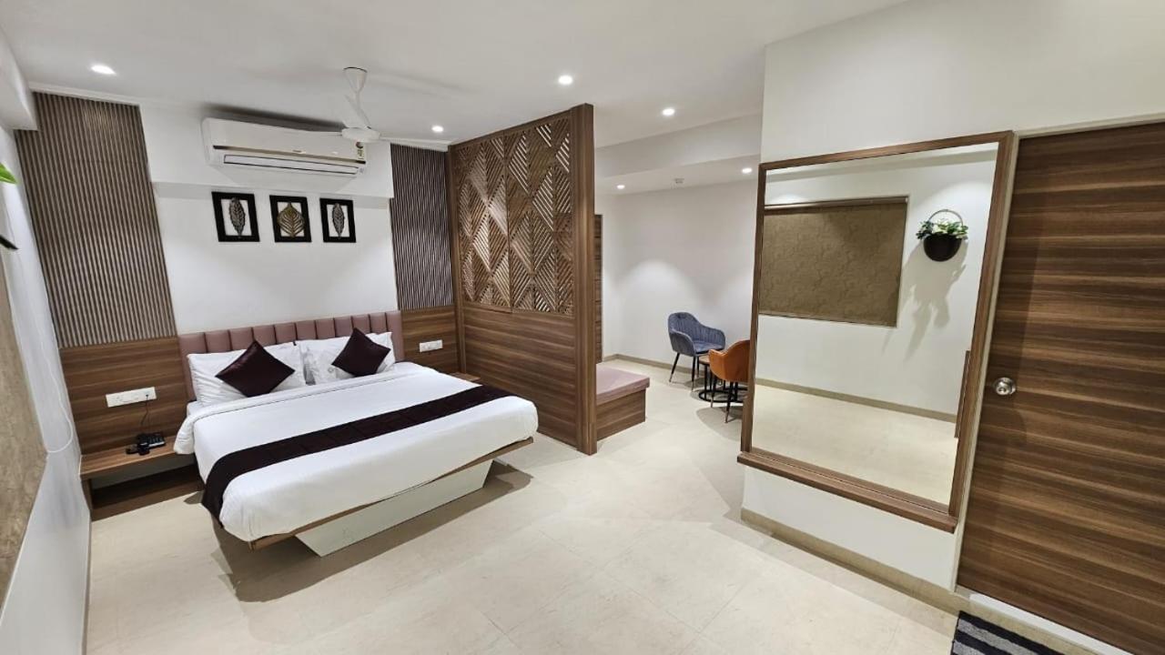 Hotel Veesons Executive Solapur Buitenkant foto